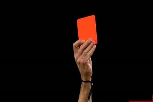 بازیکنی که به داور کارت قرمز نشان داد