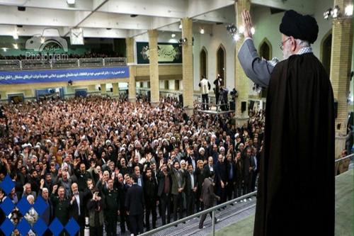 فوتونیوز: رهبر انقلاب:بی‌درنگ باید از تعریف دشمن ابراز بیزاری کرد/استقبال پرشور مردم ورامین از آیت الله جنتی/ آیت الله جنتی:ملت با ایستادگی مشت به دهان آمریکا زده است
