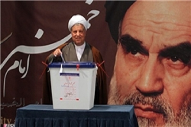 هاشمی‌رفسنجانی رای خود را به داخل صندوق انداخت