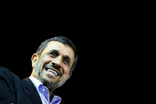 احمدی‌نژاد رای خود را به صندوق انداخت