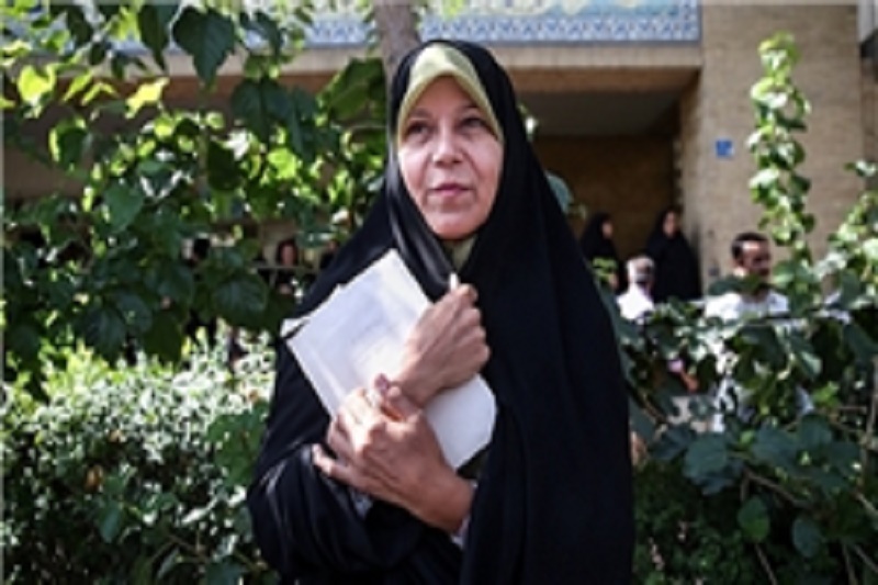 فائزه هاشمی اعلام برائت از لیست مورد تأیید انگلیس را مسخره خواند