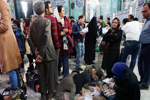  شرکت ۲ هزار و ۵۰۰ نفر در انتخابات در شعبه اخذ رای حسینیه ارشاد
