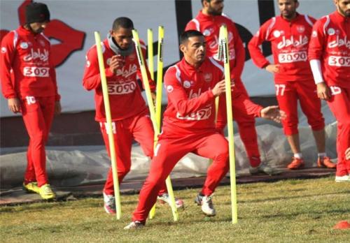 مدافع پرسپولیس در آستانه ممنو‌ع‌الخروج شدن/ برانکو ترمز تمرینات را کشید 