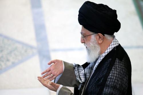 رهبرمعظم انقلاب بر پیکر مطهر آیت‌الله واعظ‌طبسی نماز می‌خوانند
