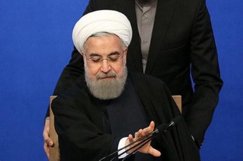 روحانی ژست پیروزی گرفته است