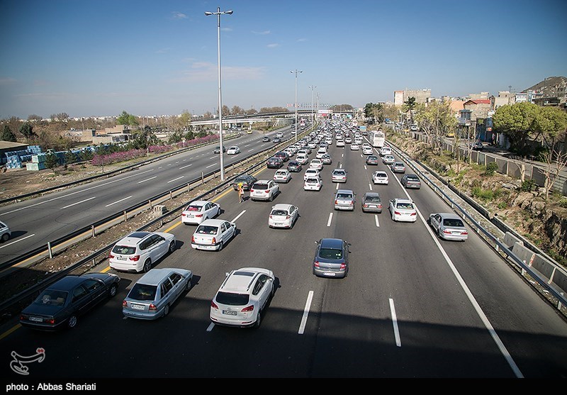 ترافیک در محورهای مواصلاتی استان قزوین نیمه‌سنگین است/ واژگونی یک دستگاه کامیون در گردنه آوج