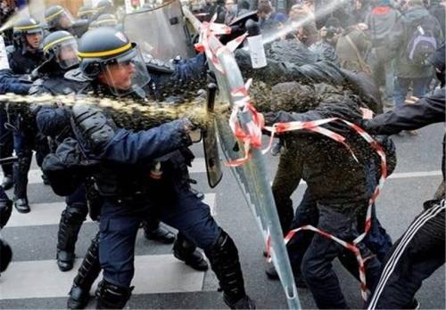پلیس فرانسه دانشجویان معترض در پاریس را سرکوب کرد 
