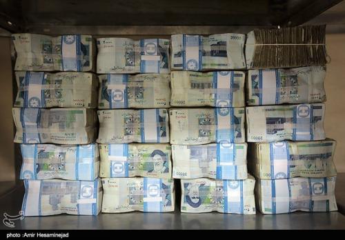 بانک‌ها چوب لایِ چرخ اقتصاد شده‌اند/ نظام بانکی گرفتار"تاجران پول" 