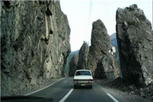 سقوط سنگ‌های عطیم‌الجثه در جاده چالوس/ ترافیک روان