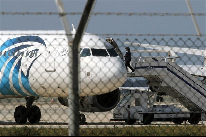 ربوده شدن هواپیمای مسافربری مصری/ رباینده هواپیما درخواست پناهندگی کرد