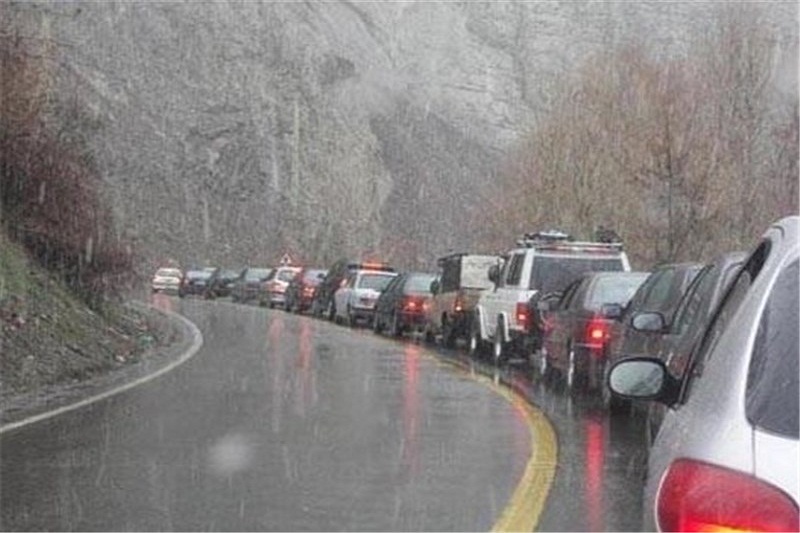 ترافیک پرحجم در سه محور شمالی؛ برف و باران در جاده‌های ۶ استان