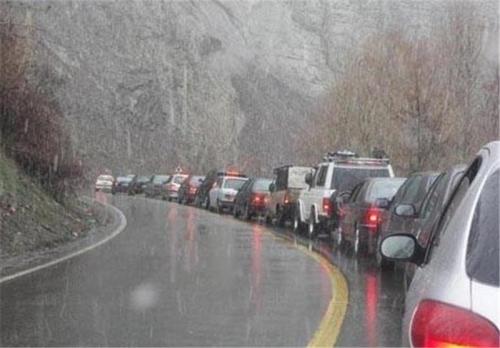 ترافیک روان در جاده‌های کشور/ بارش برف و باران در محورهای ۱۲ استان