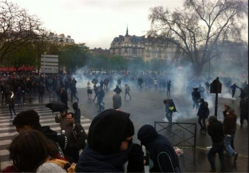 ادامه اعتراضات مردم پاریس به اصلاحات قانون کار/ ۲ پلیس زخمی شدند 