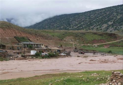 آخرین جزئیات از وضعیت سیلاب در استان لرستان/ قطع راه ارتباطی روستاها و آب گرفتگی منازل+تصاویر