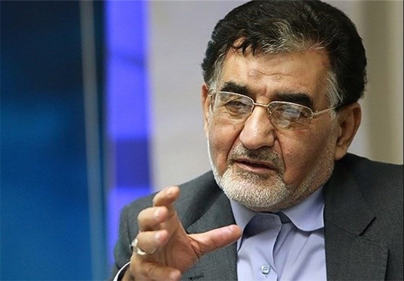 دولت نباید از خط مستقیم اجرای اقتصاد مقاومتی خارج شود/ سیاسیون دست از سر اقتصاد بردارند 