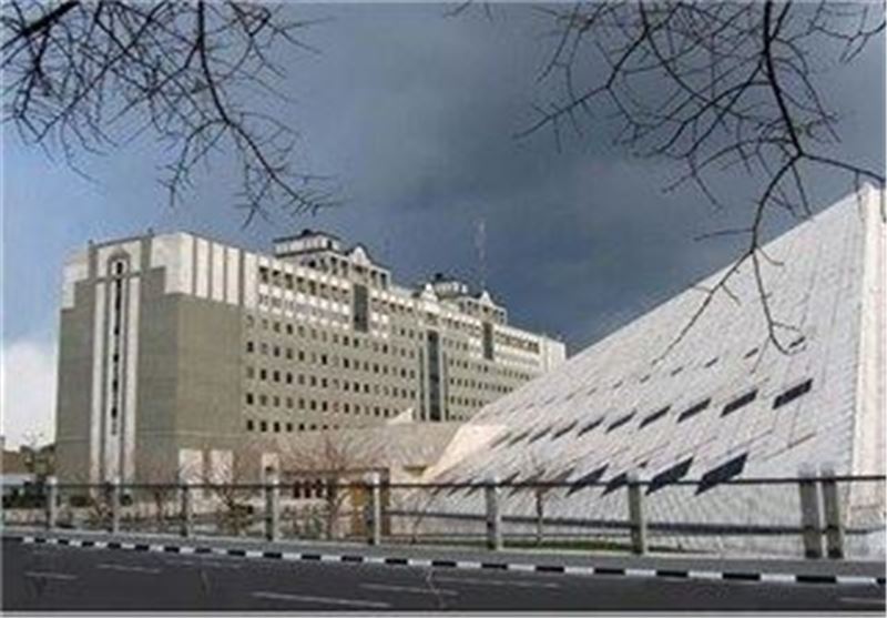 صدها نفر از بازنشستگان صنعت فولاد کشور مقابل مجلس تجمع کردند