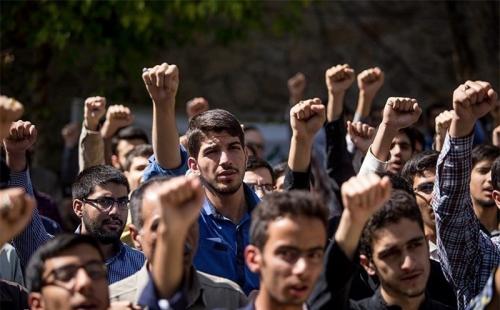 دانشجویان مقابل دفتر رئیس دانشگاه تهران تجمع کردند + تصاویر