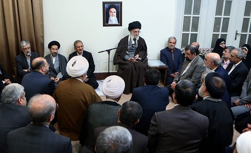 افکار مختلف و چهل تکه ایرادی ندارد؛ مشروط بر اینکه چنگال به هم نزنند و رودخانه های مختلف به اقیانوس انقلاب بریزد