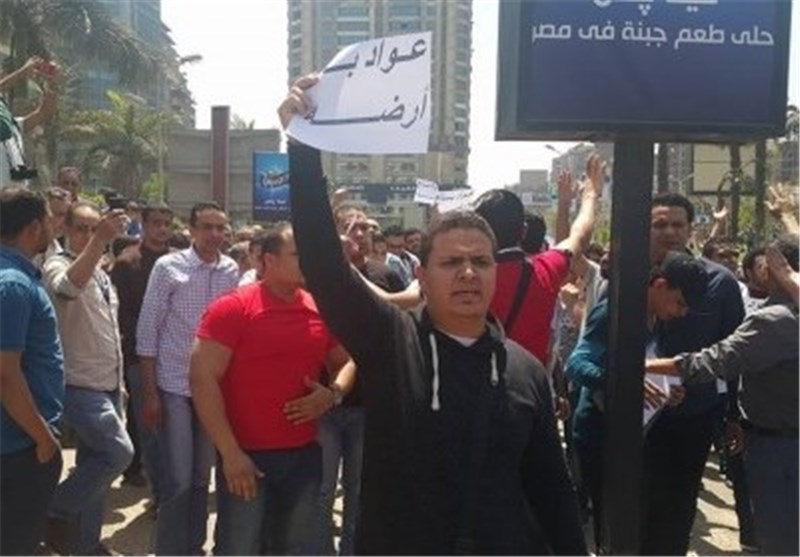 هراس مقامات مصری از خشم تظاهرات مردمی در اعتراض به واگذاری دو جزیره