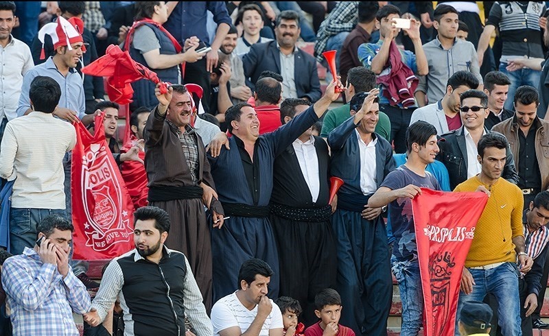 حضور ۴۰ هزار نفر در ورزشگاه/ هواداران با یاد «هادی» سرود قهرمانی خواندند