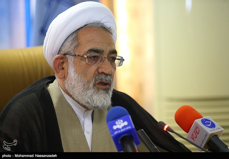 امام خمینی(ره) هیچگاه زیر بار حرف آمریکا نرفت/بنیان خانواده‌ها با فضای مجازی سست می‌شود/در جلسه شورای عالی فضای مجازی به مسئولان هشدار دادم 