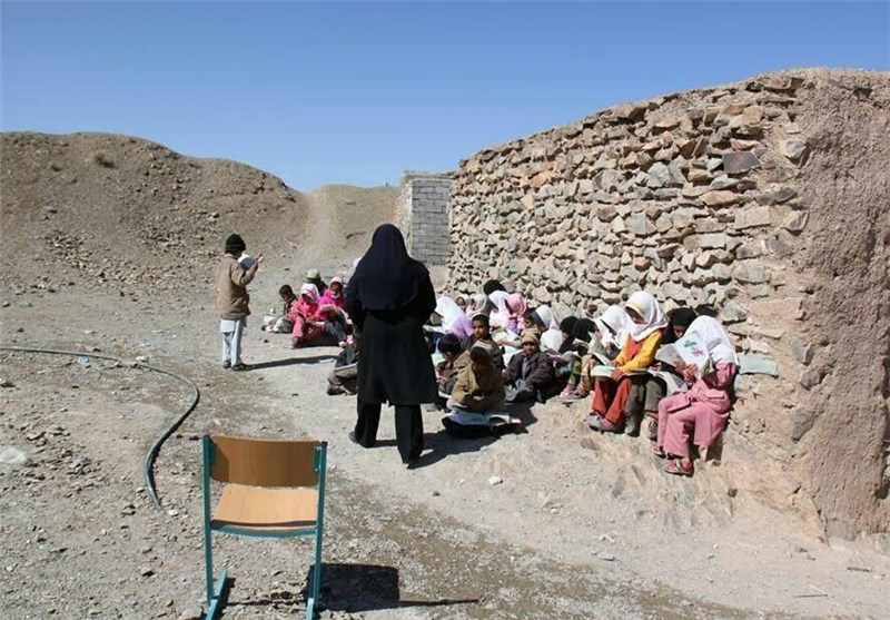 یک معلم زن متأهل: از مشهد برای تدریس به سیستان و بلوچستان می‌روم و برمی‌گردم/ آموزش و پرورش: ۷ هزار معلم متقاضی انتقال 