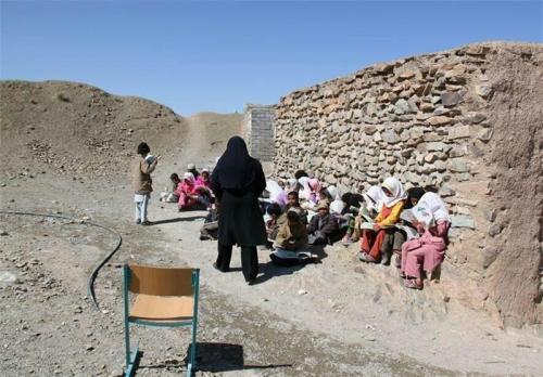 یک معلم زن متأهل: از مشهد برای تدریس به سیستان و بلوچستان می‌روم و برمی‌گردم/ آموزش و پرورش: ۷ هزار معلم متقاضی انتقال 