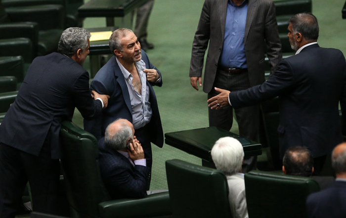 عکس: معاون وزیر یقه خود را در مجلس پاره کرد 