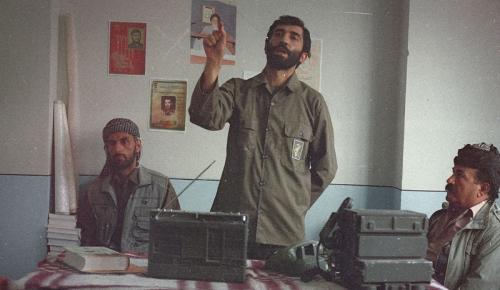 نگاهی دوباره به سردار اسطوره ای سپاه از دریچه سینمایی متفاوت/ «حاج احمد»ی که هنوز باید شناخت/ «ایستاده در غبار» ی که قهرمانی مردمی را بدون شعار می آفریند