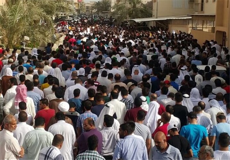 تجمع جوانان کفن‌پوش در مقابل منزل شیخ عیسی قاسم+ تصاویر 