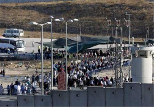 هزاران فلسطینی در راه مسجد الاقصی در سایه تدابیر شدید امنیتی اشغالگران