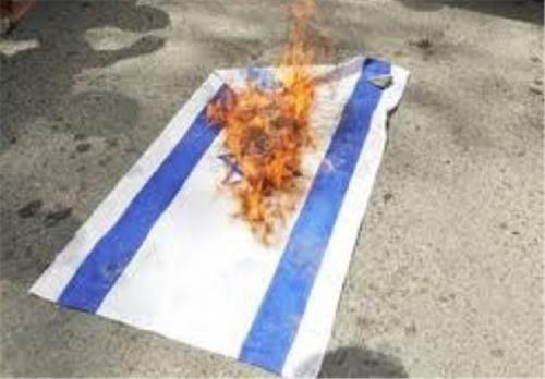 آسوشیتدپرس: مردم ایران پرچم اسرائیل را لگدمال کردند