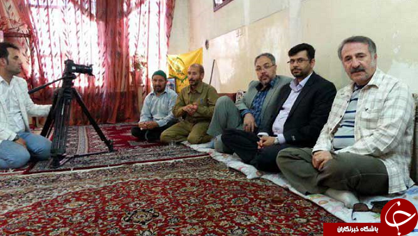 مهران رجبی در منزل شهید مدافع حرم + عکس 