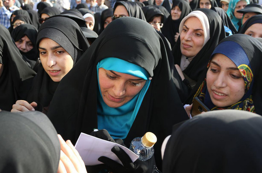 تصاویر/ الهام چرخنده چادر توزیع کرد 