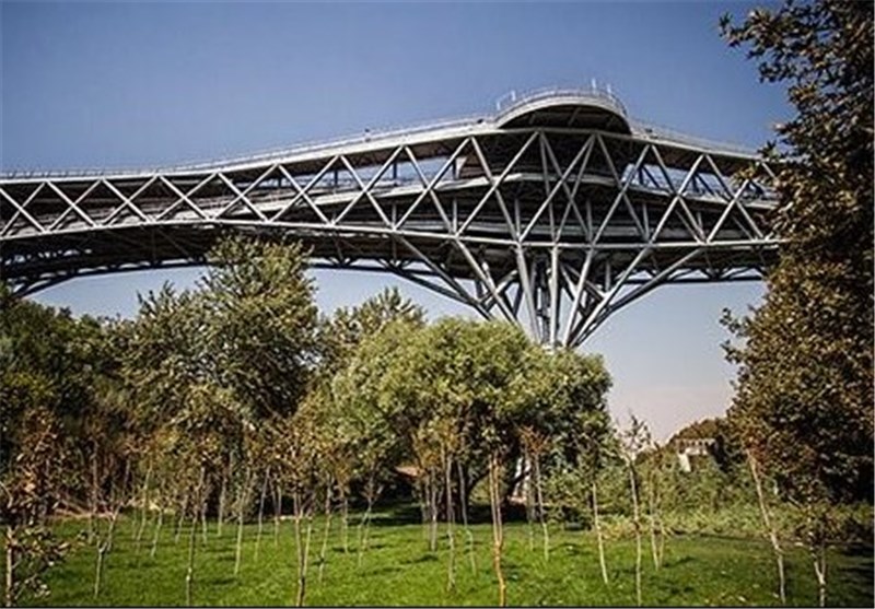  خودکشی در پل طبیعت تهران/ یک جوان خود را از بالای پل به پایین پرت کرد 