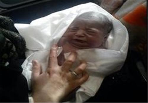  زایمان مادر بیرجندی در پراید/مادر و نوزاد ‌در سلامت کامل به بیمارستان ‌منتقل شدند 