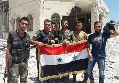  اهتزاز پرچم سوریه در مرکز ناحیه راهبردی بنی زید در حلب+ تصاویر 