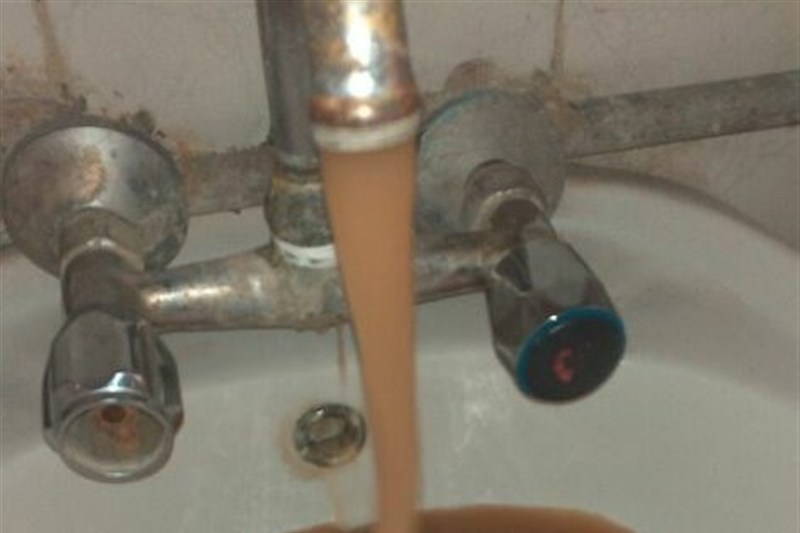 عکس :آب شرب یک شهر ۳ ماه گل‌آلود است