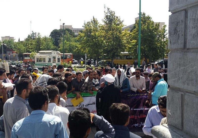 صفوف محکم دانش‌آموختگان نفت/ نماینده بوشهر در میان تجمع‌کنندگان/ زنگنه هنوز پاسخگو نیست