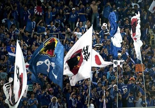 ژاپنی‌ها از حالا برای بازی با امارات نوبت ورود به ورزشگاه گرفتند + تصویر