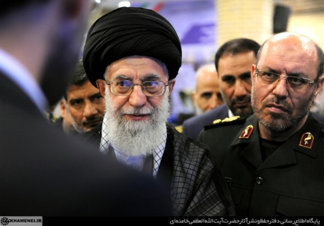 تصاویر: بازدید رهبری از نمایشگاه دستاوردهای وزارت دفاع