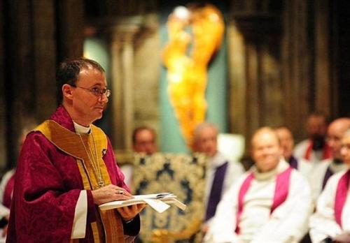 اسقف انگلیسی به همجنس باز بودن خود اعتراف کرد