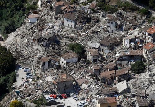 خشم ایتالیایی‌ها از اقدام موهن نشریه «شارلی ابدو» درباره قربانیان زلزله +کاریکاتور