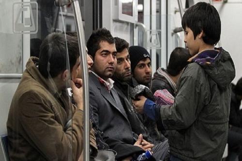 یک روز در بازار تاریک اما طلایی مترو به دنبال «مافیای دستفروشی»/ رقابت کودکان کار با فروشندگان محصولات نانو +عکس 