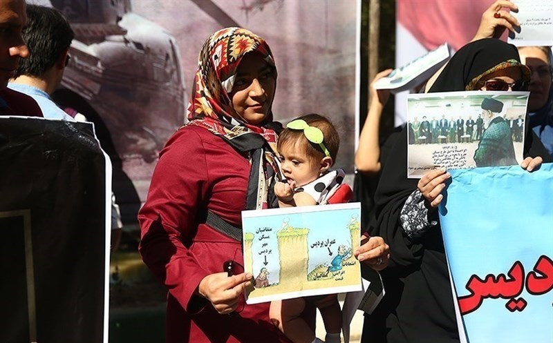 تجمع اعتراضی متقاضیان مسکن مهر مقابل ساختمان وزارت راه+عکس