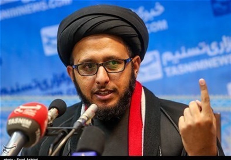  توزیع کتاب آیت‌الله خامنه‌ای در یمن، نگاه‌ها را تغییر داد/ ما مرد قیام و مبارزه‌ایم 