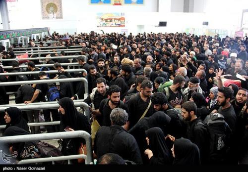  ازدحام جمعیت در مرز مهران و قطع شدن آب سرویس های بهداشتی/وجود مشکلات آب آشامیدنی پس از گیت های خروجی 
