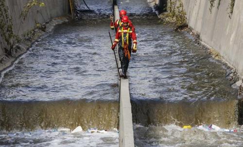 تصاویر/ سرنوشت مبهم یک زن پس از سقوط در کانال آب 