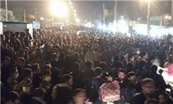 زائران در مرز بسته شده مهران حاضر به ترک آنجا نیستند/ رایزنی مسؤولان با طرف عراقی