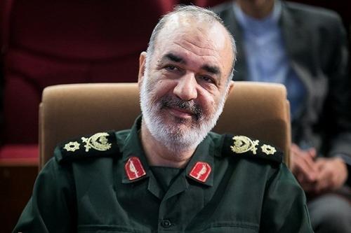  بازدید سردار سلامی از نمایشگاه دستاوردهای ۵ سال اخیر بسیج 